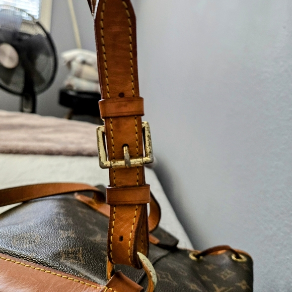 Beautiful LV Backpack - Picture 12 of 12